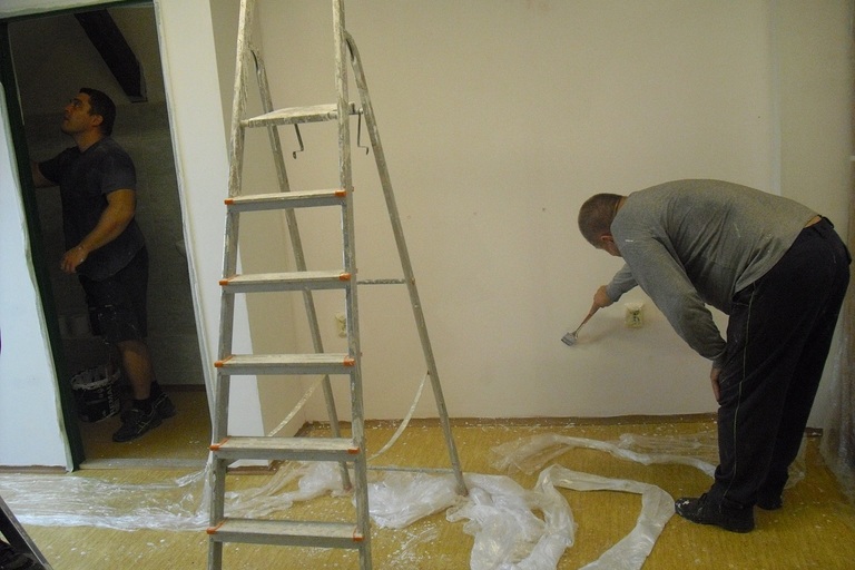 Dobrovolníci malovali v Domově pro matky s dětmi