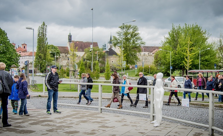 Průhledné sochy klientů Diakonie zdobí ulice Litoměřic