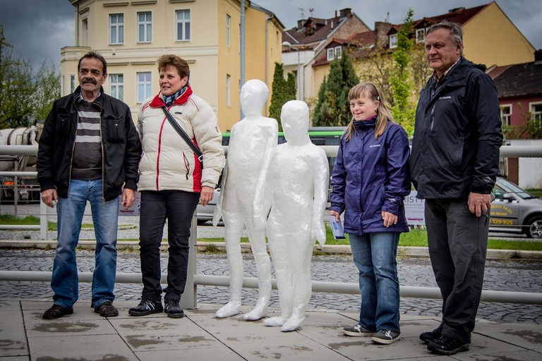 Průhledné sochy klientů Diakonie zdobí ulice Litoměřic