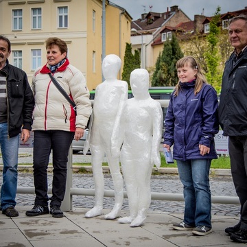 Průhledné sochy klientů Diakonie zdobí ulice Litoměřic