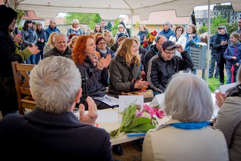 Průhledné sochy klientů Diakonie zdobí ulice Litoměřic