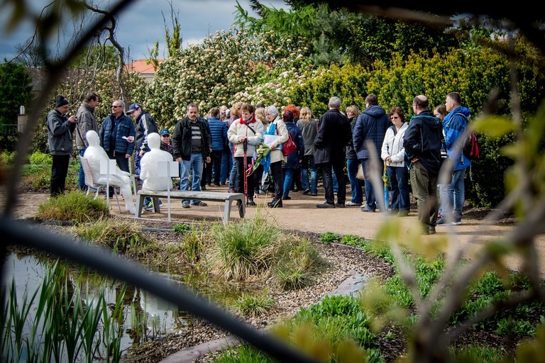 Průhledné sochy klientů Diakonie zdobí ulice Litoměřic