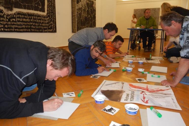 Návštěva výstavy Svatopluka Klimeše „Oheň do papíru nezabalíš“