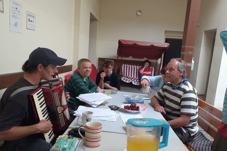 Harmonikář v Chráněném bydlení